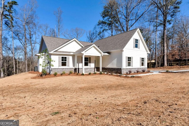 view of front facade featuring a front lawn and a porch