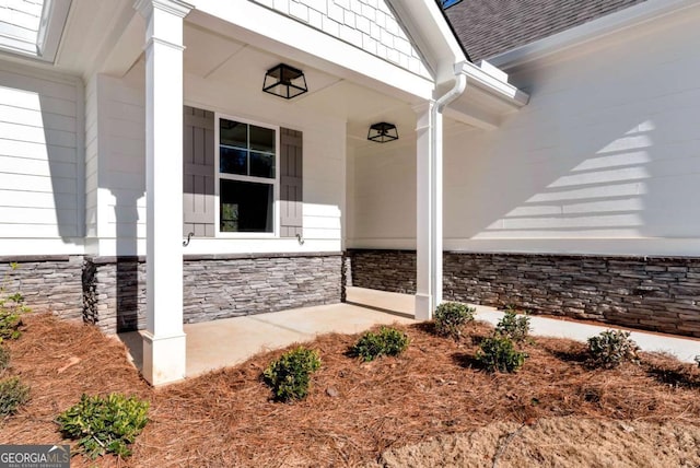 entrance to property featuring a porch