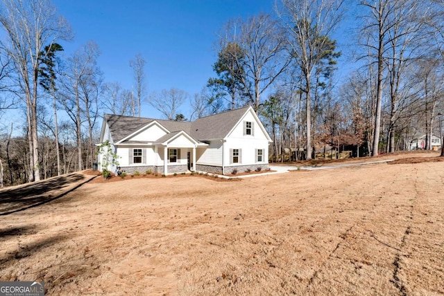 view of front of home featuring a front yard