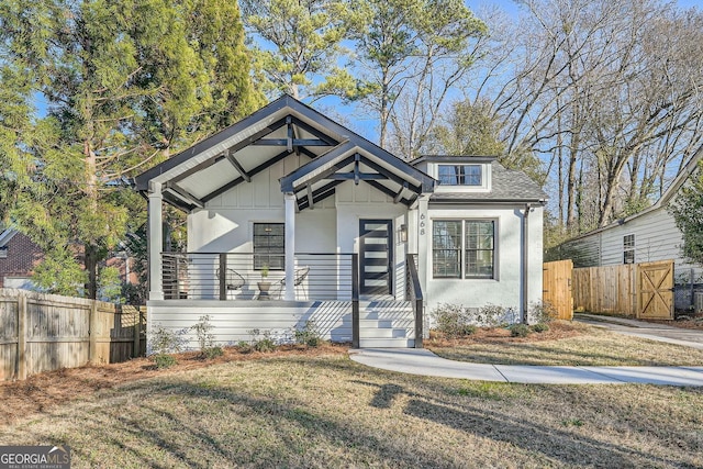 view of front of property featuring a front yard