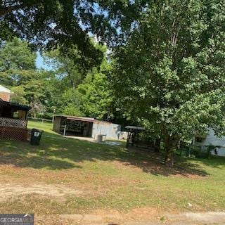 view of yard with an outdoor structure