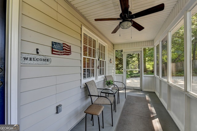 sunroom with ceiling fan