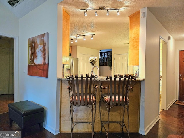 living room with dark wood-type flooring and ceiling fan