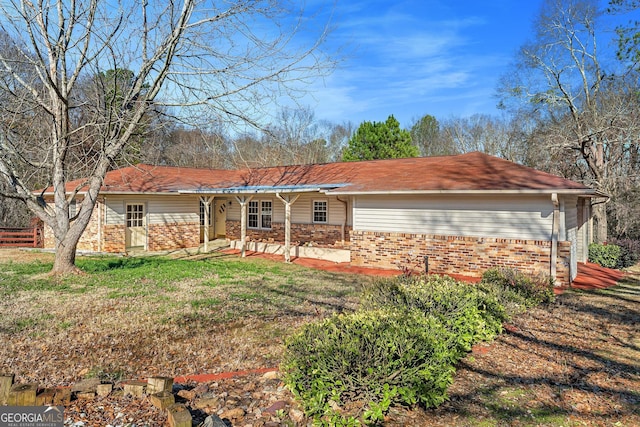 view of front of home featuring a front lawn