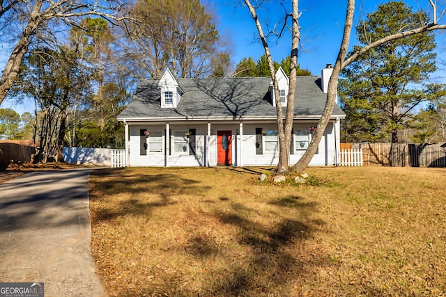 cape cod house featuring a front lawn