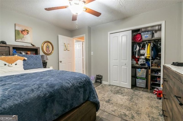 bedroom with ceiling fan, a closet, a textured ceiling, and light hardwood / wood-style flooring