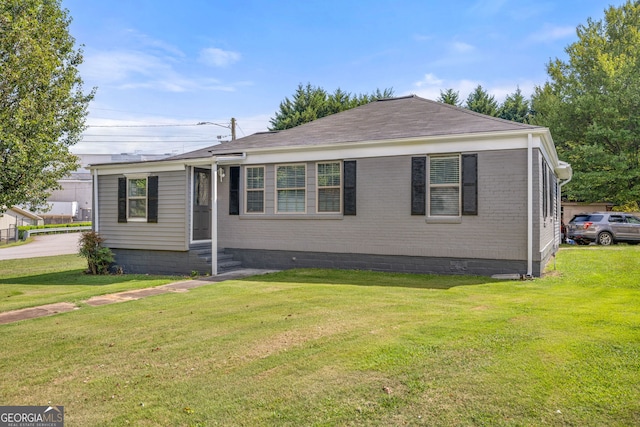 view of front of house featuring a front lawn