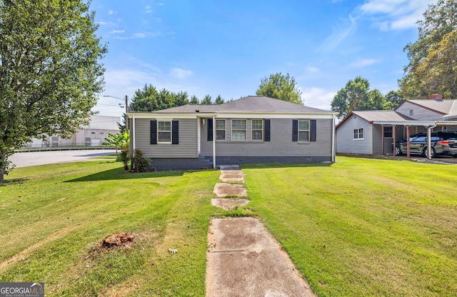 view of front of property with a front lawn