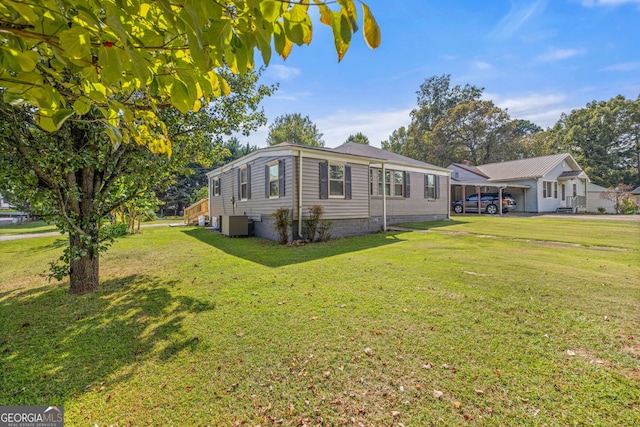 view of front of property featuring a front lawn and cooling unit