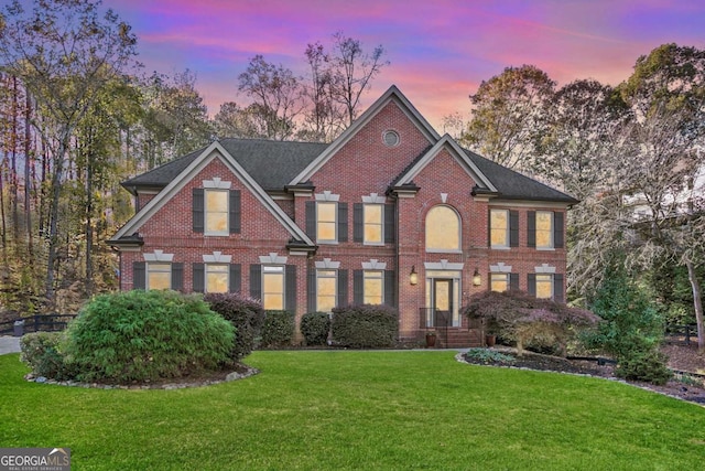 view of front of property featuring a lawn