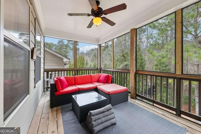 sunroom with ceiling fan