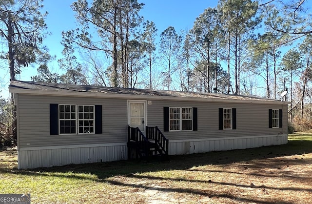 manufactured / mobile home with a front lawn