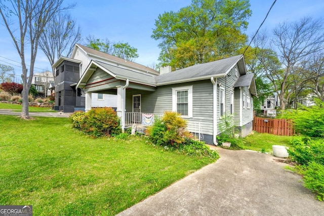 view of front of home featuring a front lawn