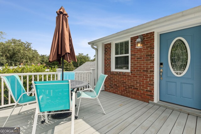 deck with outdoor dining space