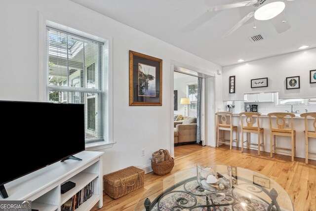 living area with recessed lighting, visible vents, light wood finished floors, and ceiling fan