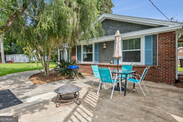 view of patio featuring a fire pit