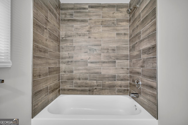 bathroom with tiled shower / bath combo