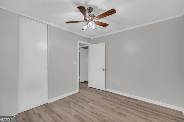 empty room with ceiling fan, ornamental molding, and light hardwood / wood-style flooring