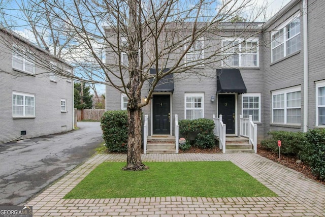 view of front of property featuring a front lawn