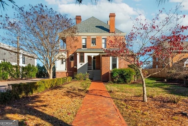 view of front of home featuring a front lawn