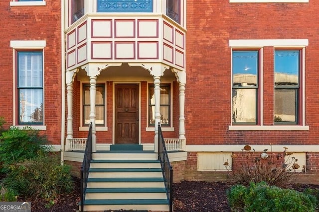 property entrance with covered porch