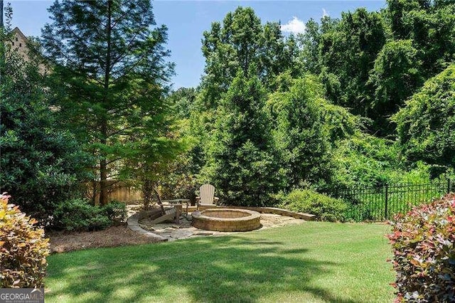 view of yard featuring a fire pit