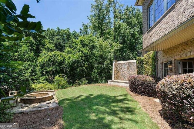 view of yard featuring a fire pit