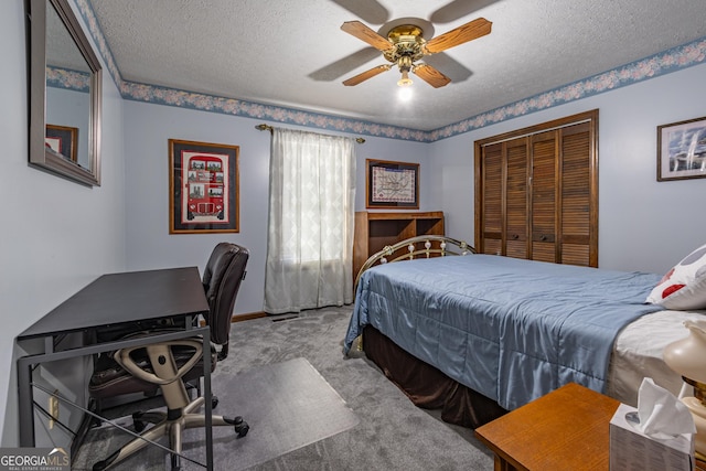 bedroom with carpet flooring, ceiling fan, a textured ceiling, and a closet