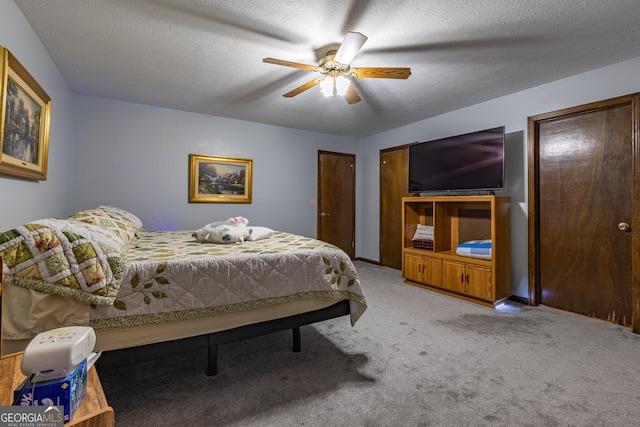 bedroom featuring ceiling fan, a textured ceiling, and light carpet