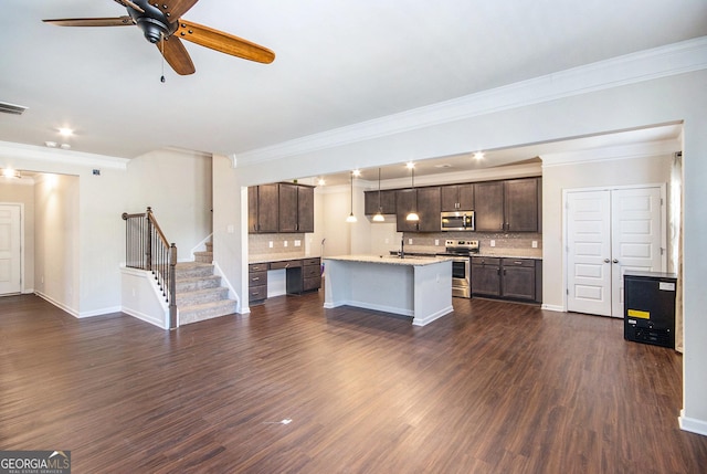 kitchen with stainless steel appliances, an island with sink, ceiling fan, pendant lighting, and dark brown cabinetry