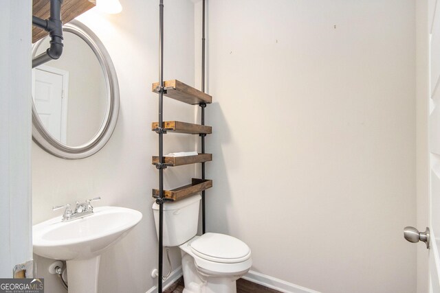 bathroom featuring toilet and sink