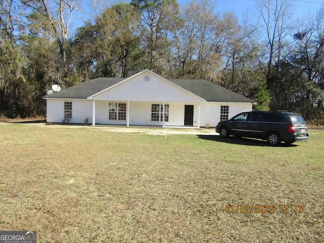 view of front of house featuring a front lawn