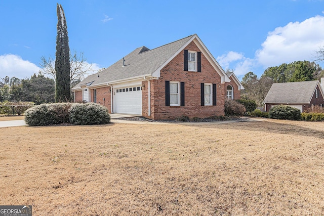 view of front facade featuring a front yard and a garage