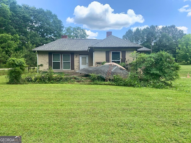 view of front of property featuring a front lawn