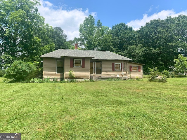 view of front of property with a front yard