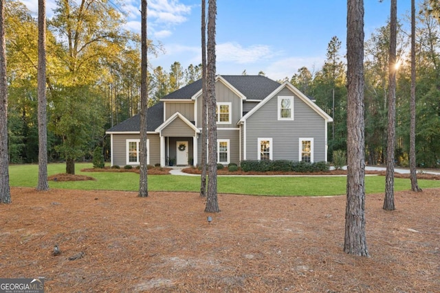 view of front of home featuring a front yard