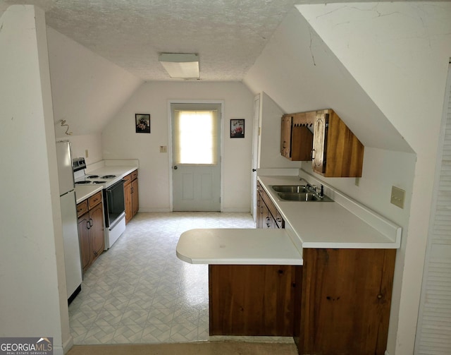 kitchen with sink, kitchen peninsula, a textured ceiling, vaulted ceiling, and white appliances