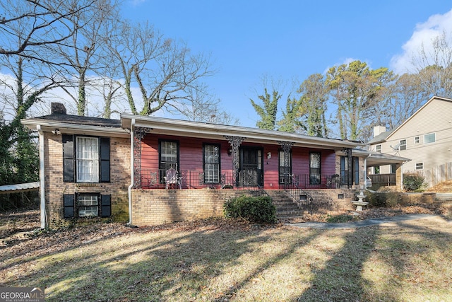 view of front of property featuring covered porch and a front yard