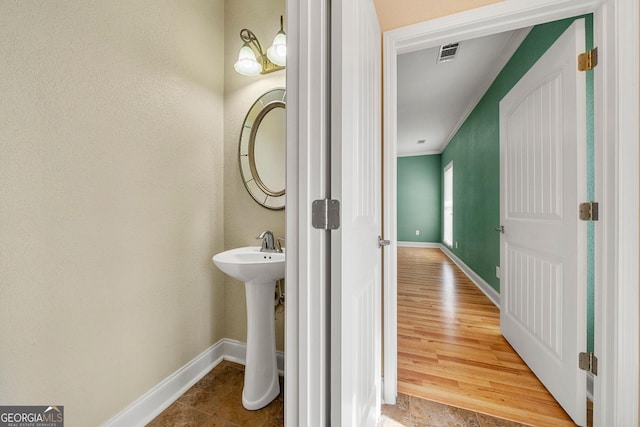 bathroom featuring crown molding