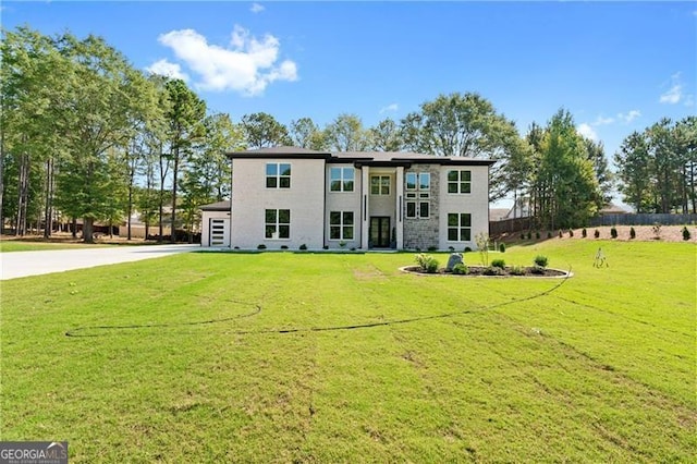 view of front of house featuring a front lawn