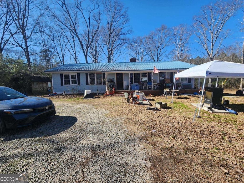 view of front facade featuring a carport and a porch