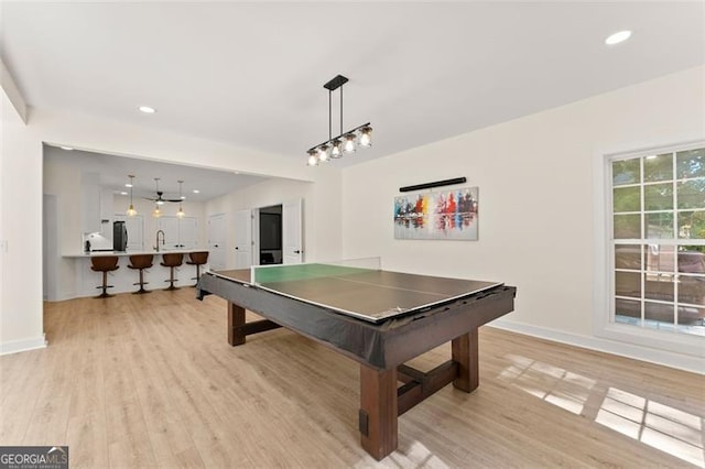 playroom with sink and light hardwood / wood-style flooring