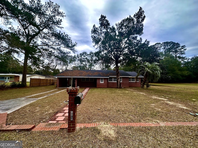 single story home featuring a front lawn