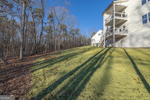 view of yard featuring a balcony