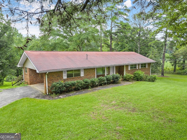 ranch-style home featuring a front lawn