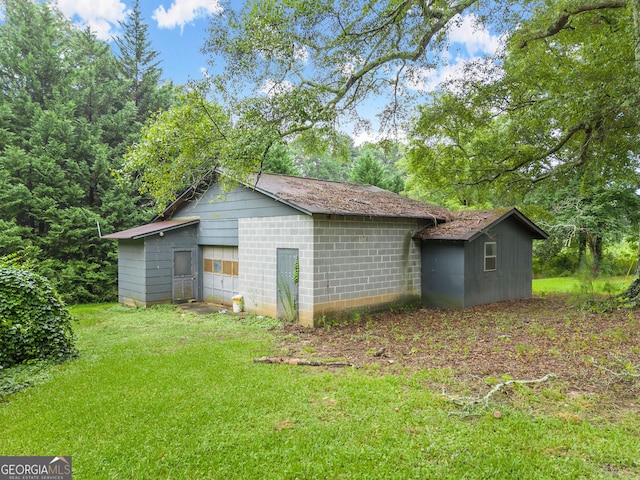 view of outdoor structure featuring a lawn