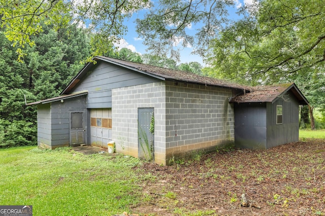 view of side of property featuring a lawn