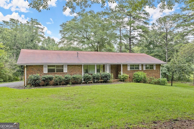 single story home with a front yard