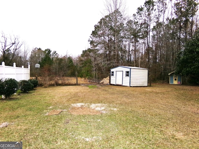 view of yard featuring a storage unit