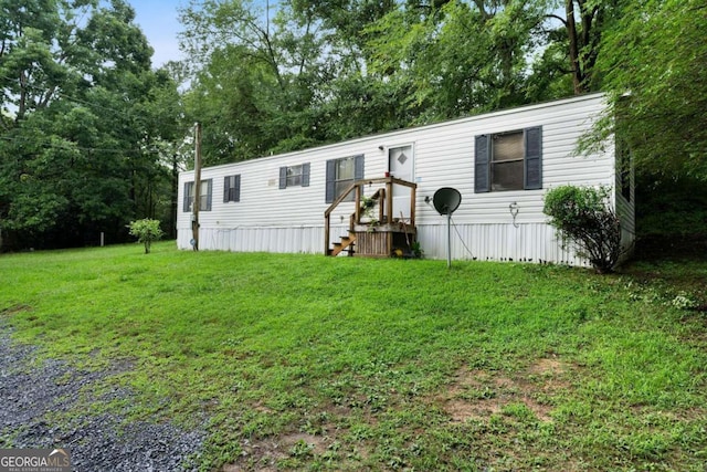 manufactured / mobile home with a front yard